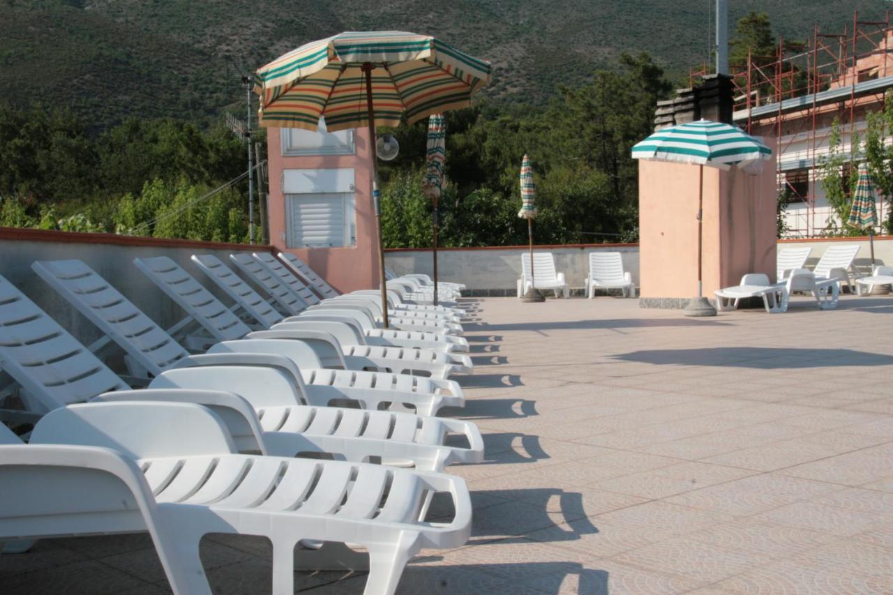 Hotel La Pineta Albenga Esterno foto